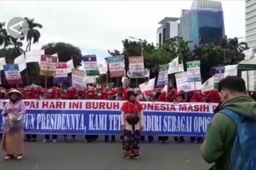 Aksi buruh di sekitaran Monas