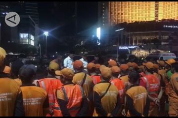 Petugas PPSU dan Sudin LH bersihkan jalan Thamrin