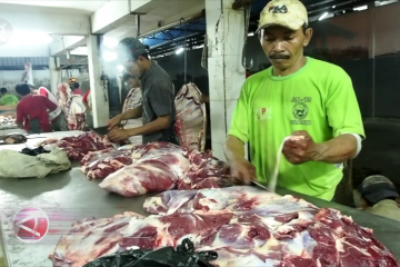 Khofifah pastikan stok daging di Jatim aman