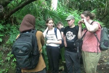 Pelajar Belanda mengamati ekosistem di Sukabumi