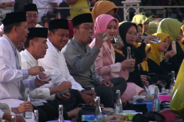 Ridwan Kamil bukber lesehan bersama ribuan warga