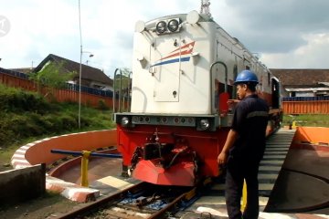 Merawat lokomotif demi kenyamanan arus mudik Lebaran