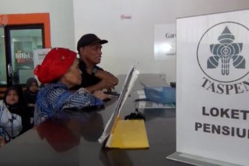 Meski antre lama, para pensiunan merasa senang terima THR