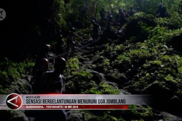 Sensasi bergelantungan menuruni goa Jomblang