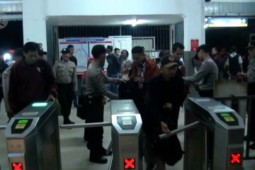 Aparat keamanan berjaga di stasiun Rangkasbitung