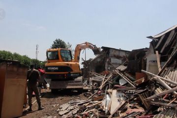 Pembongkaran hunian liar di kanal banjir diwarnai kericuhan