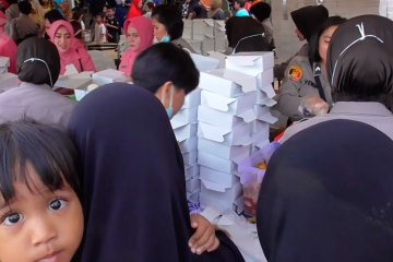 Ribuan paket berbuka puasa diserbu warga Tanjung Uma