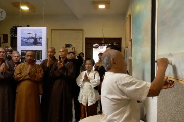 Biksu berdoa untuk kedamaian Indonesia pasca-pemilu