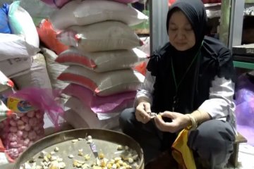 Harga bawang di Pasar Besar Madiun turun