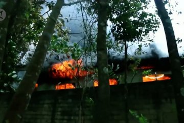 Kebakaran besar landa gudang perusahaan Wings