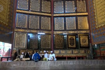 Ngabuburit sambil bertadarusan Alquran raksasa