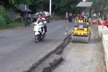 Pelebaran jalan di jalur mudik & wisata di Pandeglang dikebut