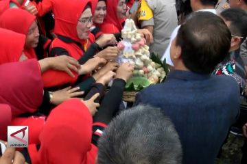 Rebutan tumpeng pempek di hari buruh