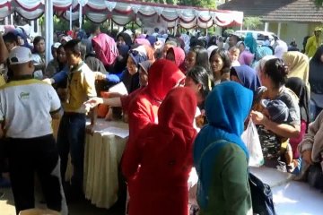 Warga serbu pasar sembako di Cilegon