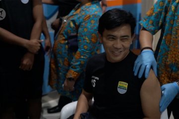 Pemain dan ofisial Persib Bandung divaksin Flubio