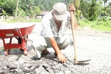 Jalan rusak di jalur Medan-Aceh via Berastagi, warga berswadaya