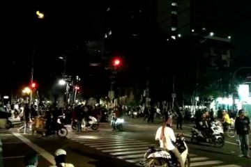 Massa bertahan di perempatan Jalan Sabang