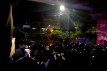 Suasana dini hari tadi, massa lakukan perlawanan pada aparat