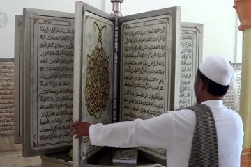 Ada Al Quran marmer di Masjid Agung Pekalongan