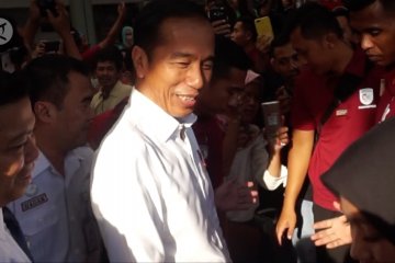 Jokowi sapa pemudik di Stasiun Senen