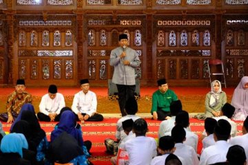 Untuk Lebaran, Wali Kota Magelang berikan tali asih ratusan anak yatim