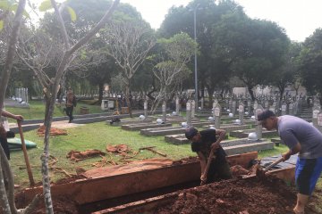 Makam Ibu Ani dibuat lebih lebar 30 sentimeter