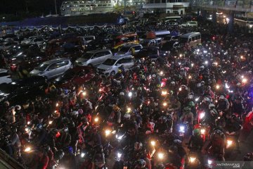 Pelabuhan Merak lancar, 135.345 pemudik telah menyeberang ke Sumatera