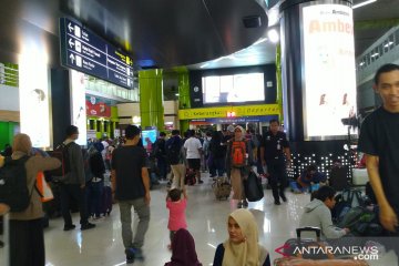 Pemudik sampai Jumat malam padati Stasiun Gambir