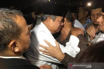 Berbaju putih, SBY menangis saat tiba di Lanud Halim