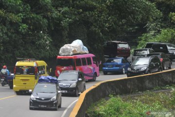 Kendaraan pemudik mulai ramai di jalan alternatif By Pass Padang