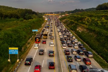 Lonjakan volume kendaraan di gerbang tol Kalikangkung