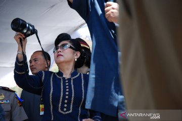 Ani Yudhoyono dan kameranya