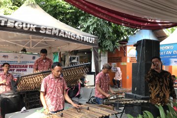 Panggung hiburan di Terminal Kalideres bantu pemudik usir bosan