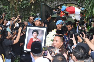 SBY: Ibu Ani menangis lihat semua orang doakan kesembuhannya