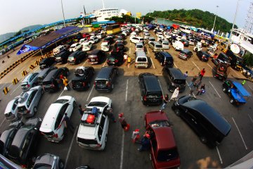 Pemudik padati Pelabuhan Merak