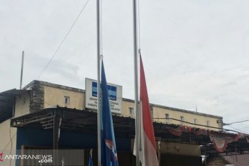 Partai Demokrat Bangka Selatan kibarkan bendera setengah tiang