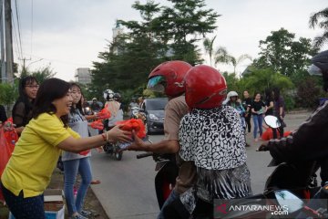 Umat Budha di Makassar bagi-bagi takjil ke pengguna jalan