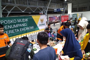 Posko Baznas layani pemudik kereta Stasiun Senen