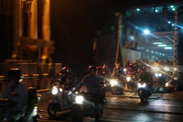 Ratusan pemudik motor turun di Dermaga 5 Pelabuhan Bakauheni