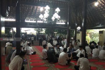 Pelayat terus berdatangan ke Puri Cikeas