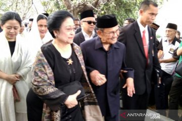 BJ Habibie dan Megawati hadiri pemakaman Ani Yudhoyono di Kalibata