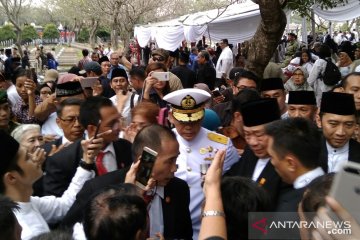 Warga berebut salaman dengan SBY usai pemakaman Ibu Ani