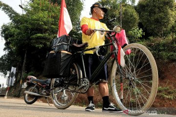 Sejumlah pemudik yang bersepeda menjajal Jalur Selatan Nagreg