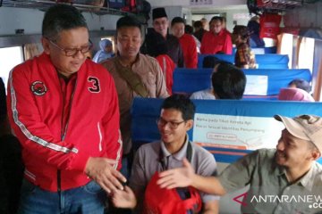 Sekjen PDIP melepas pemudik gratis pengguna kereta api