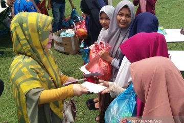 Komunitas media sosial bagi-bagi  pakaian lebaran untuk anak yatim