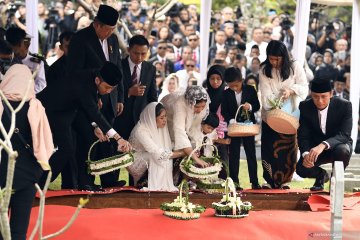 Tabur bunga di pusara Ibu Ani Yudhoyono