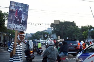 Aksi waspada di perlintasan sebidang KA