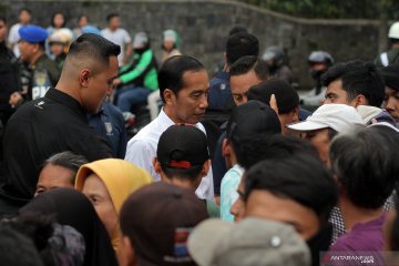 Presiden Jokowi bagikan ratusan sembako di Otista Bogor