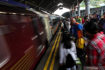 Sedikitnya 34.630 orang naik dari stasiun Daop Surabaya