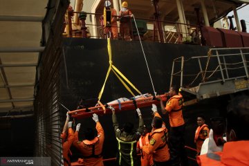 Kru kapal barang yang sakit dievakusi tim SAR Kupang